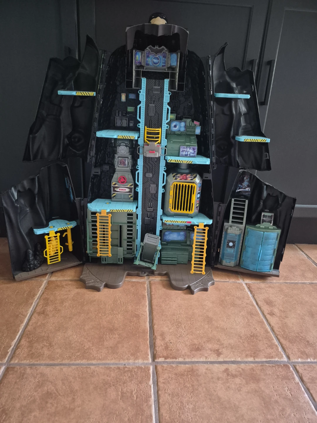 Batman Transforming Batcave Playset - photo 2