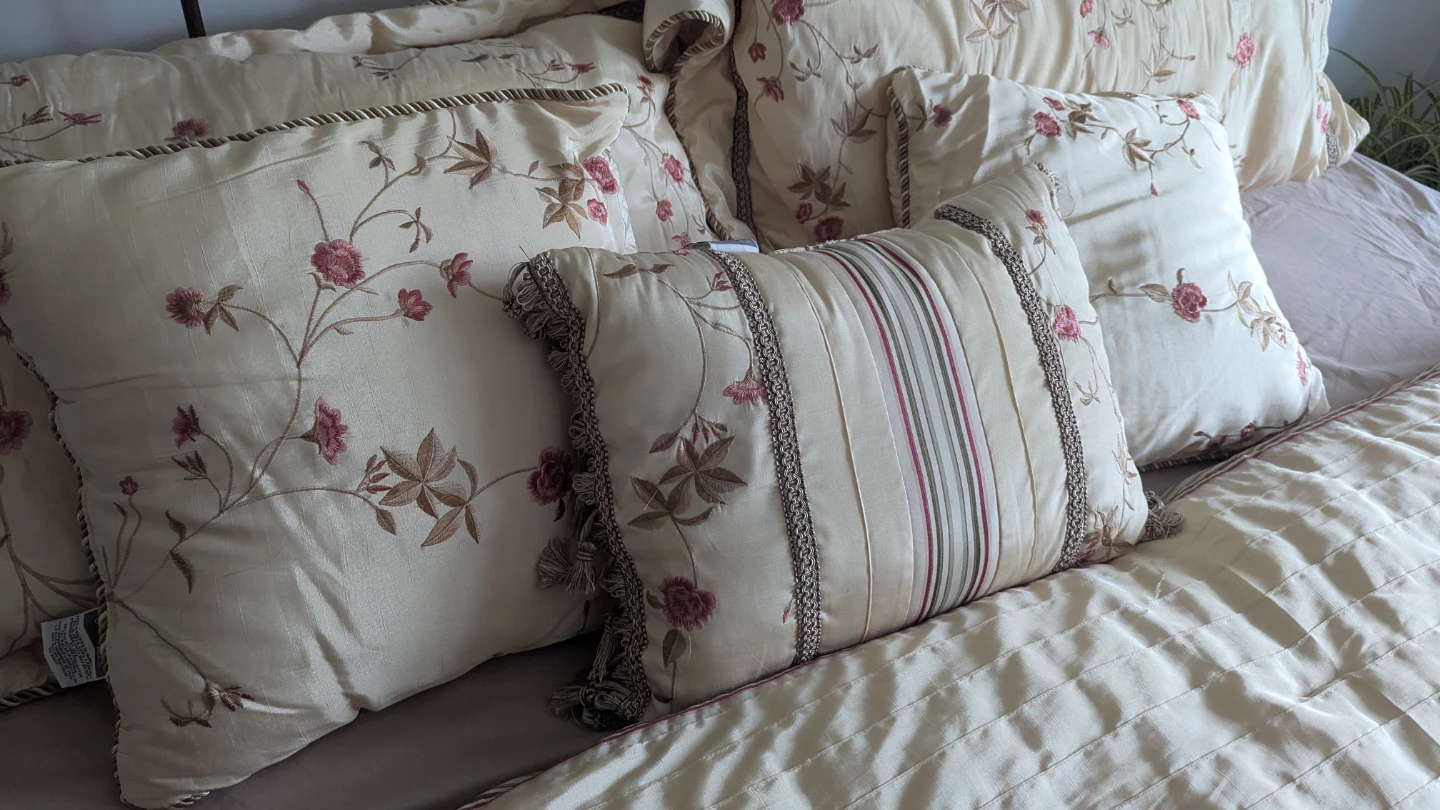 Croscill Home king or Queen Quilt Beige Floral Embroidered - photo 3