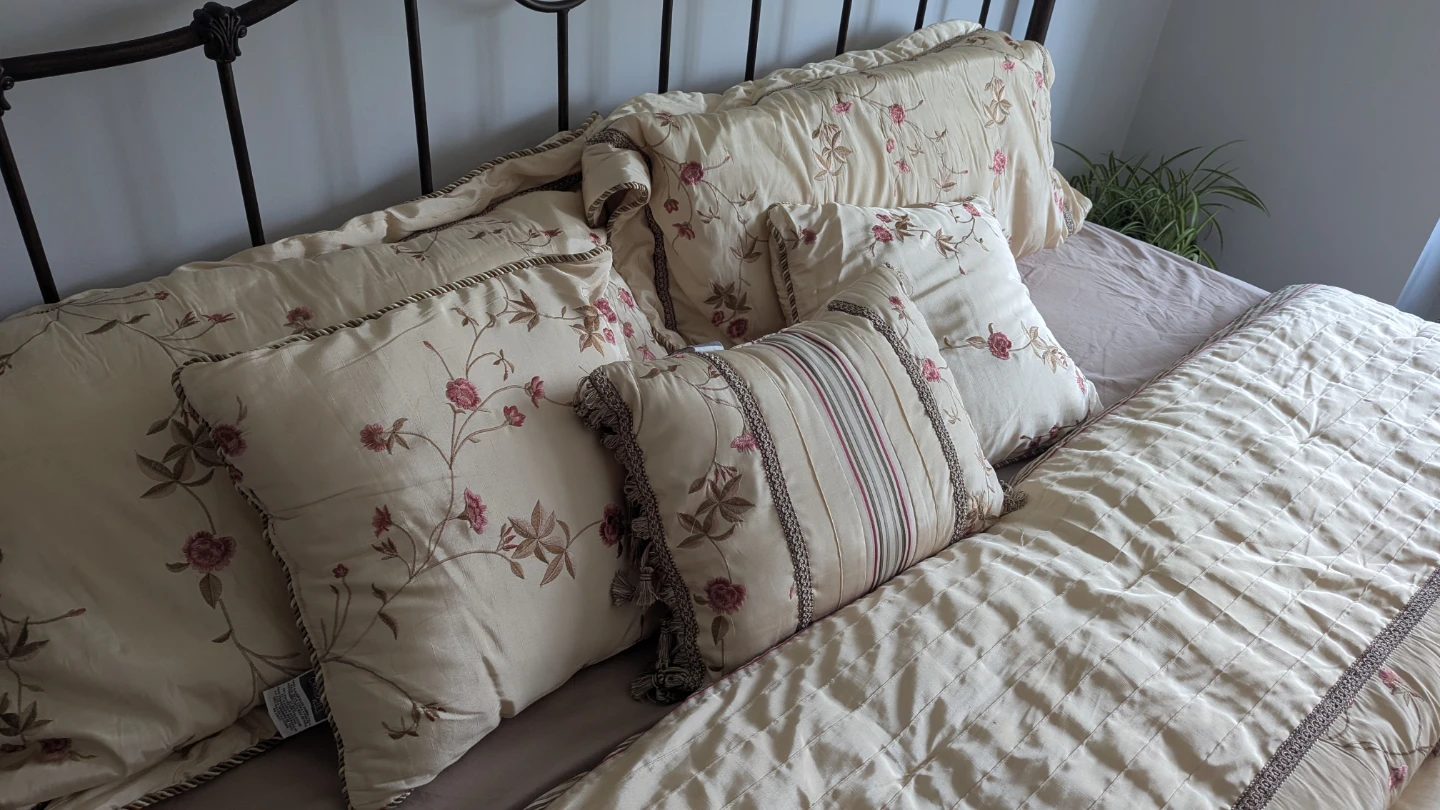 Croscill Home king or Queen Quilt Beige Floral Embroidered - photo 4