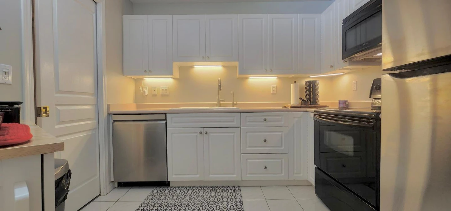 Furnished 2 Bed 1.5 Bath 2 Parking - White Rock/South Surrey - photo 5