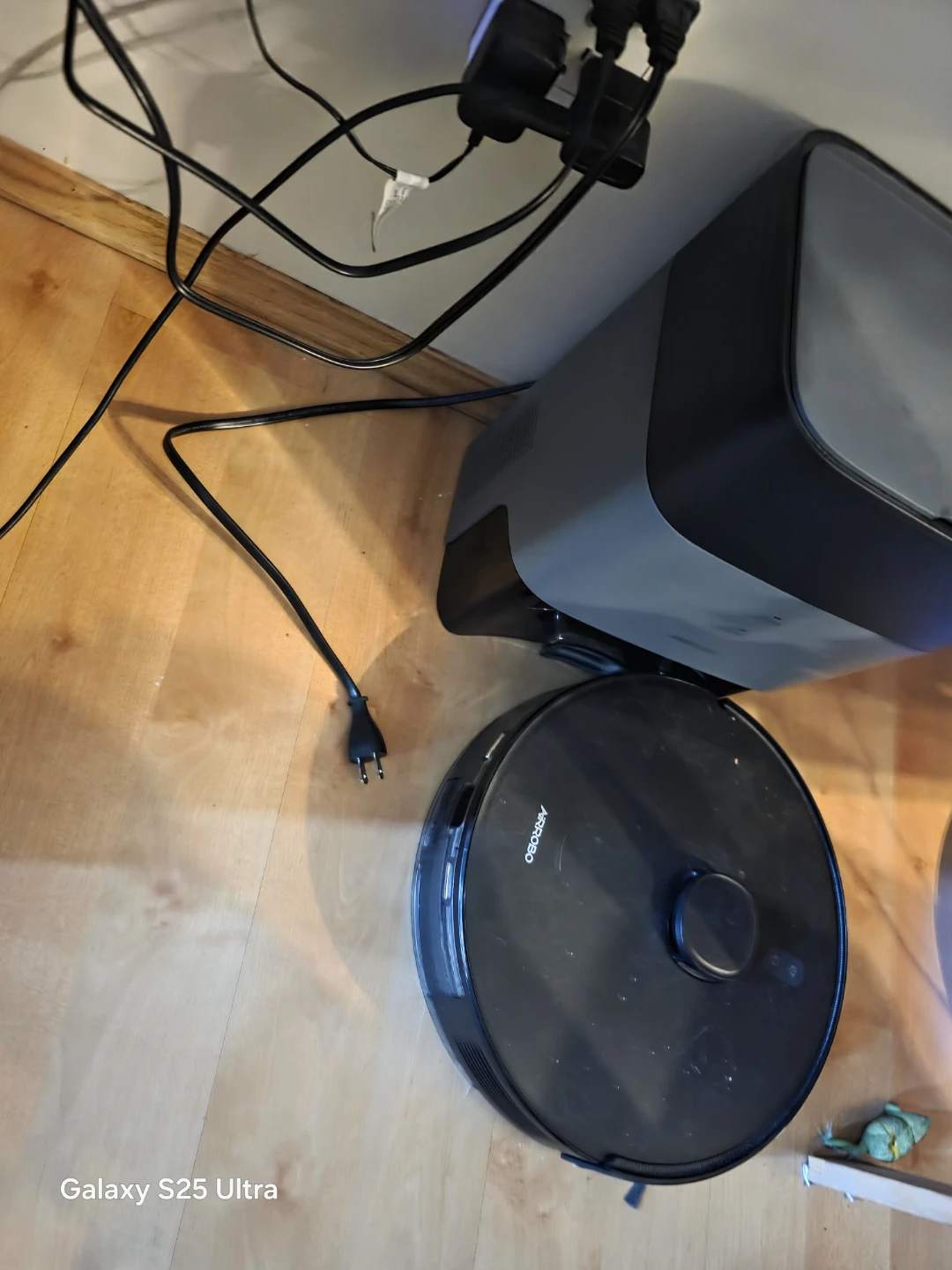 Airrobo Robot Vacuum and Dock