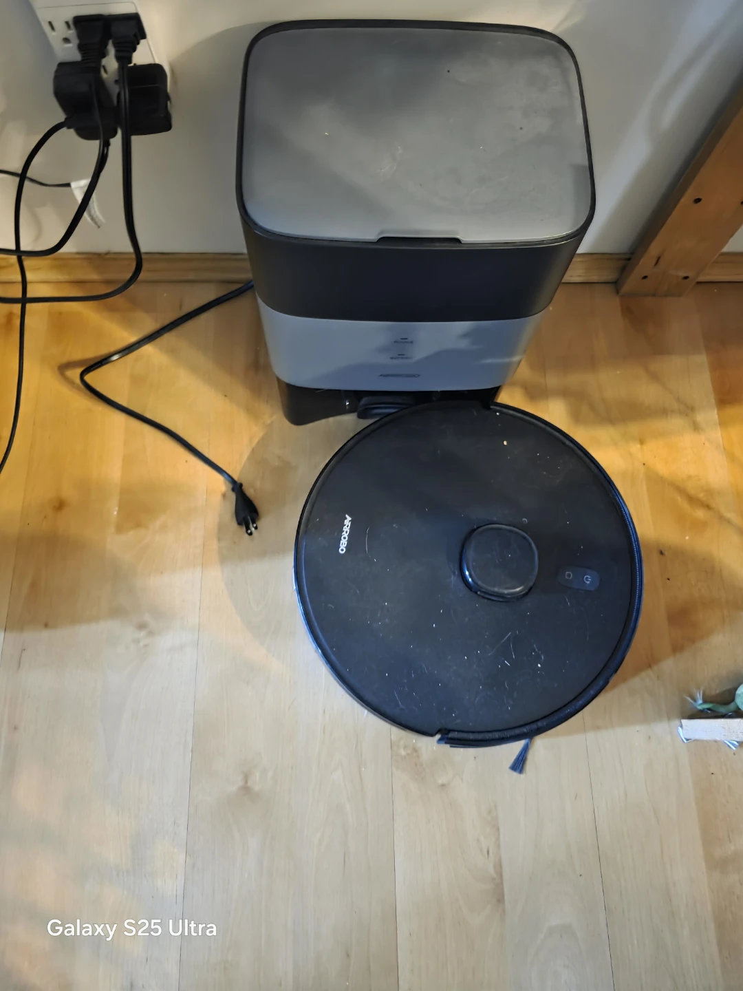 Airrobo Robot Vacuum and Dock - photo 2