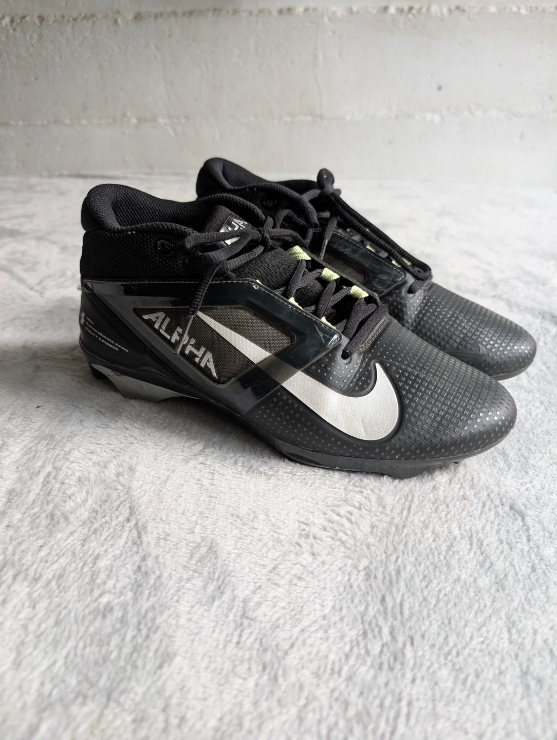 Nike Alpha Menace 4 Pro Football Cleats