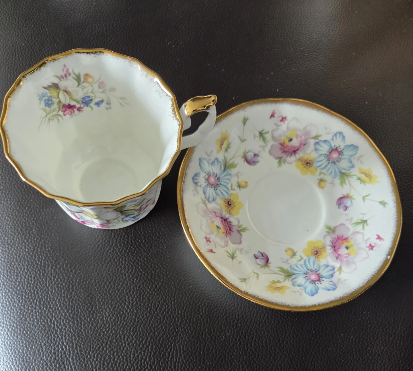 Elizabethan Fine Bone China Tea Cup and Saucer - photo 3