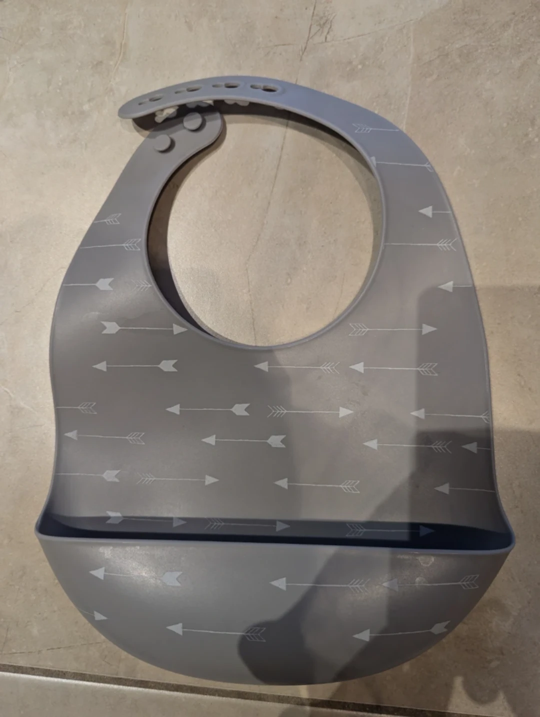Grey Silicone Bib with Arrow Pattern ⚽