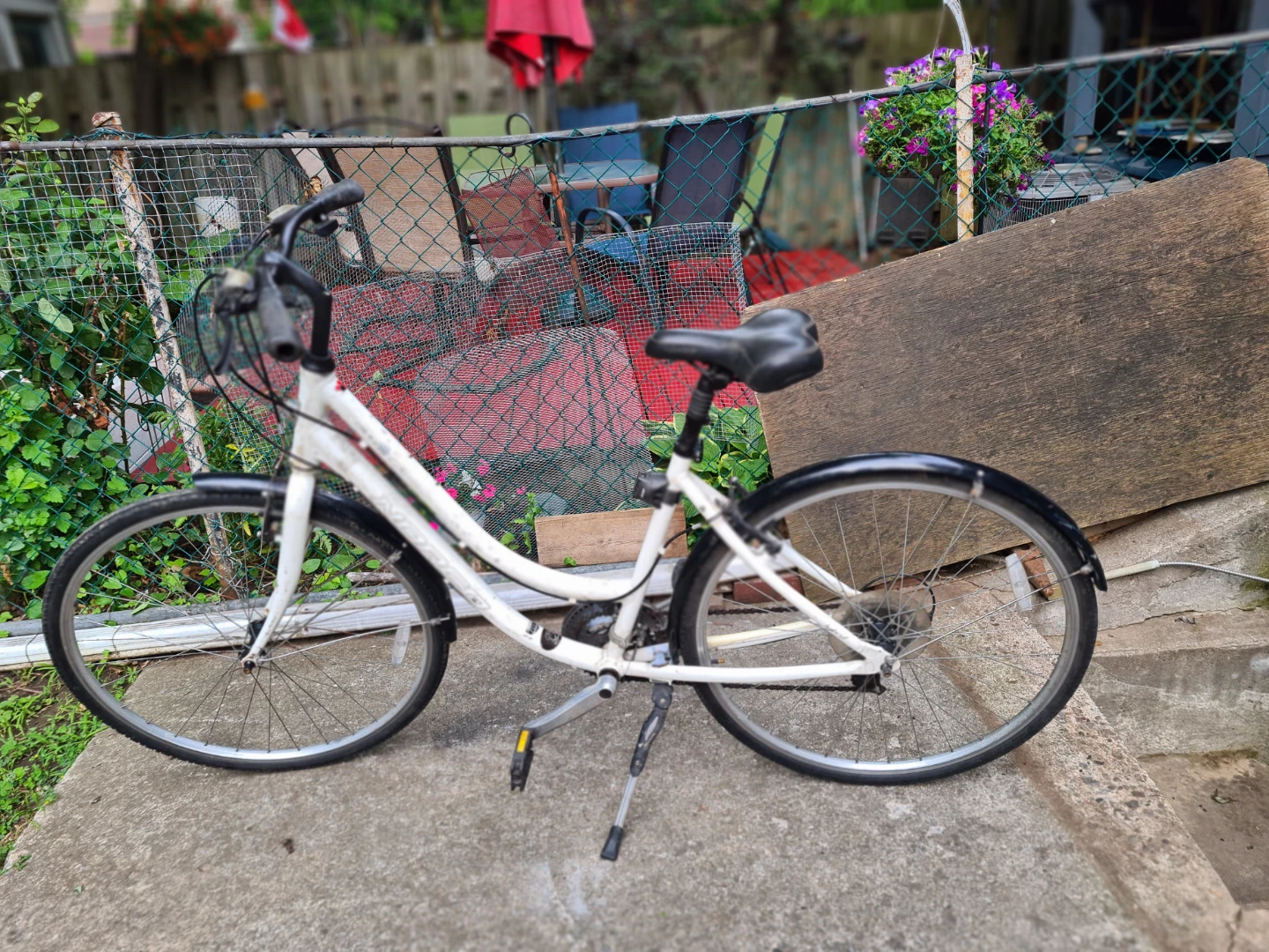Women's White Hybrid Bicycle