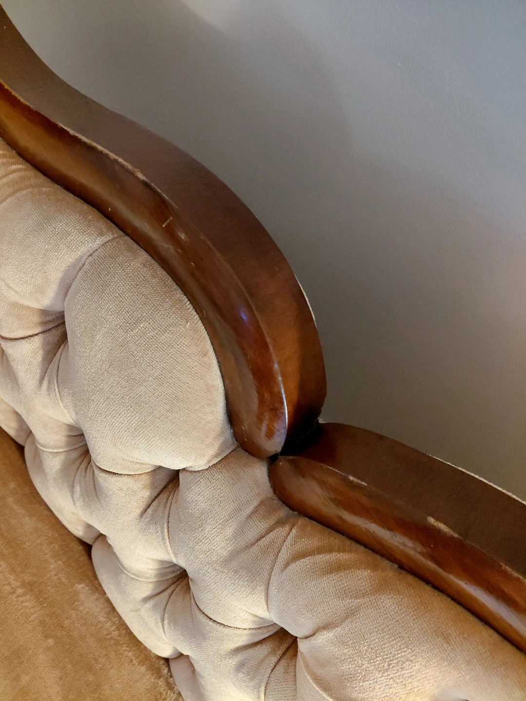 Vintage Tufted Sofa - Beige Velvet - photo 4