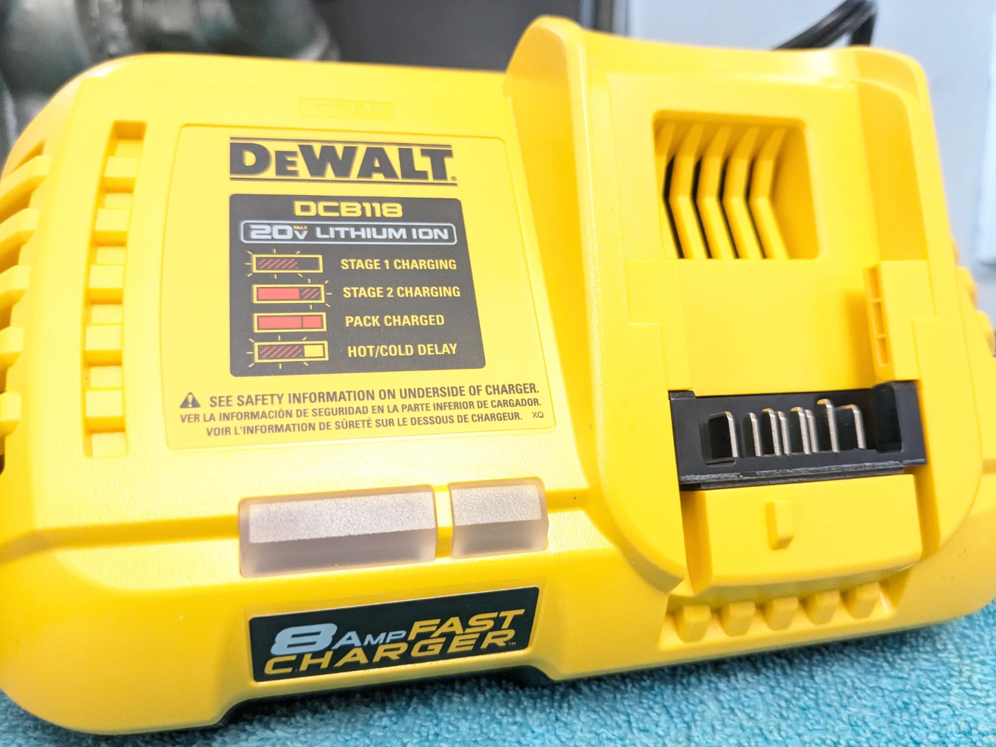 8AMP DeWalt Fan Cooled FAST CHARGER