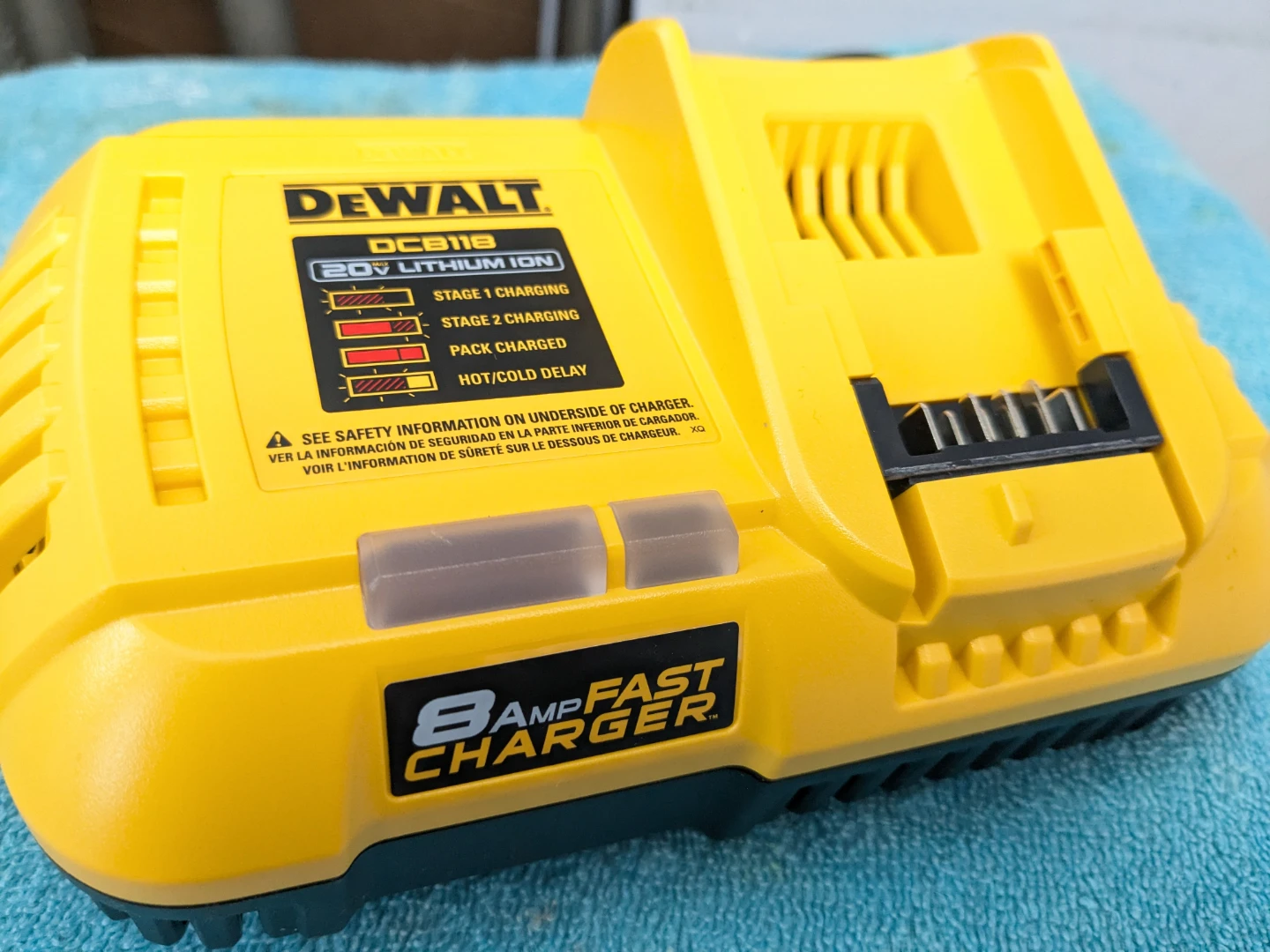 8AMP DeWalt Fan Cooled FAST CHARGER - photo 3