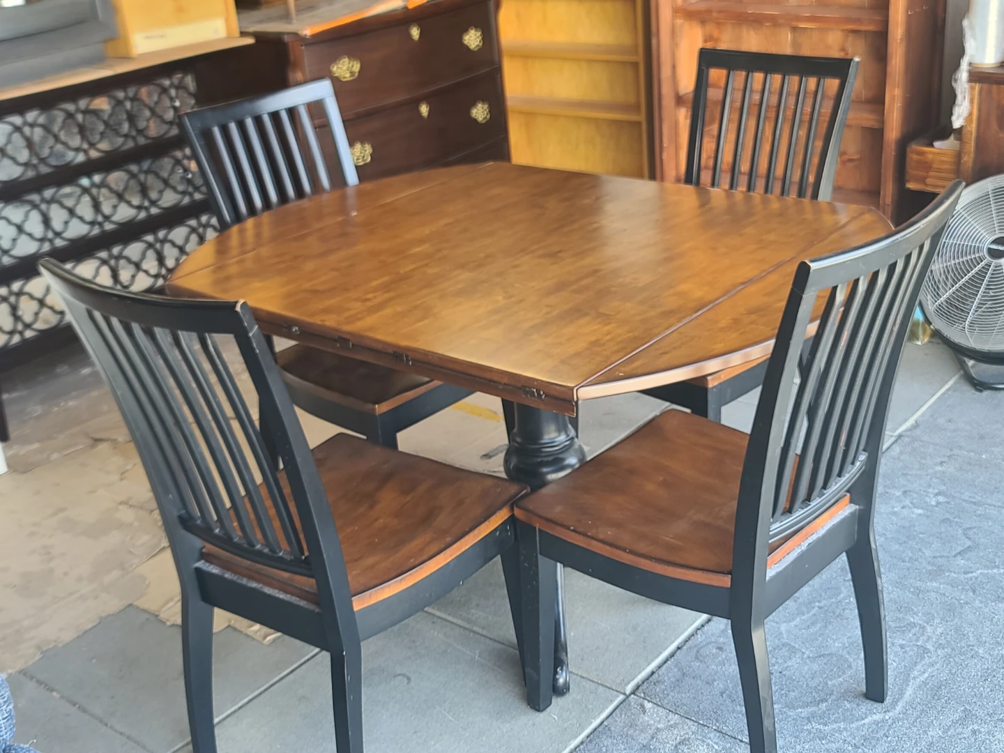 Drop-Leaf Pedestal Dining Table with 4 Chairs