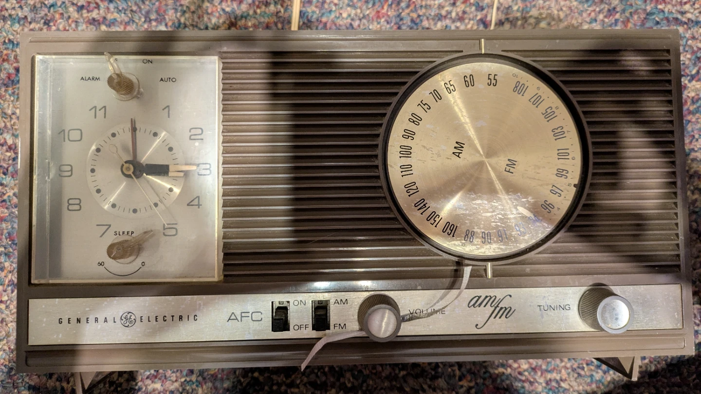 Vintage General Electric C585 AM/FM tube clock radio