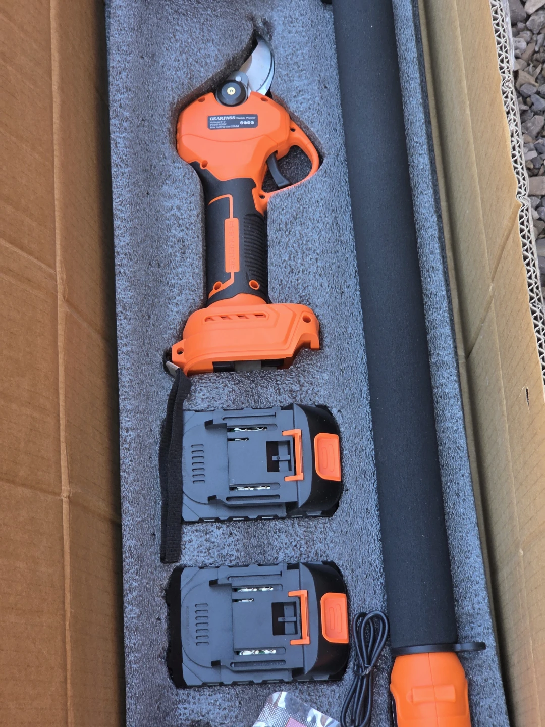 Brand New 4-in-1 Cordless Pole Saw & Electric Pruner Kit 21V - photo 3