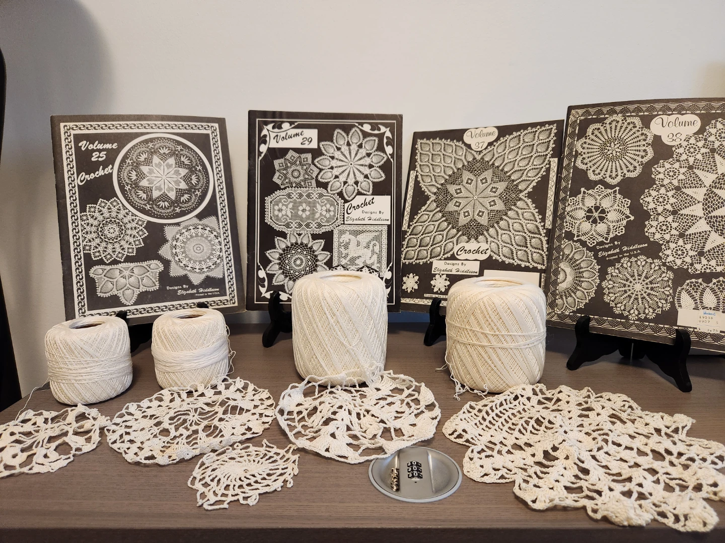 Crochet Pattern Books & Thread Lot - photo 2
