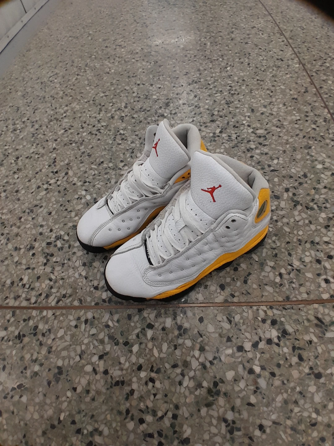 Jordan 13 Retro White Yellow Sneakers Teens/boys Size 5 - photo 5
