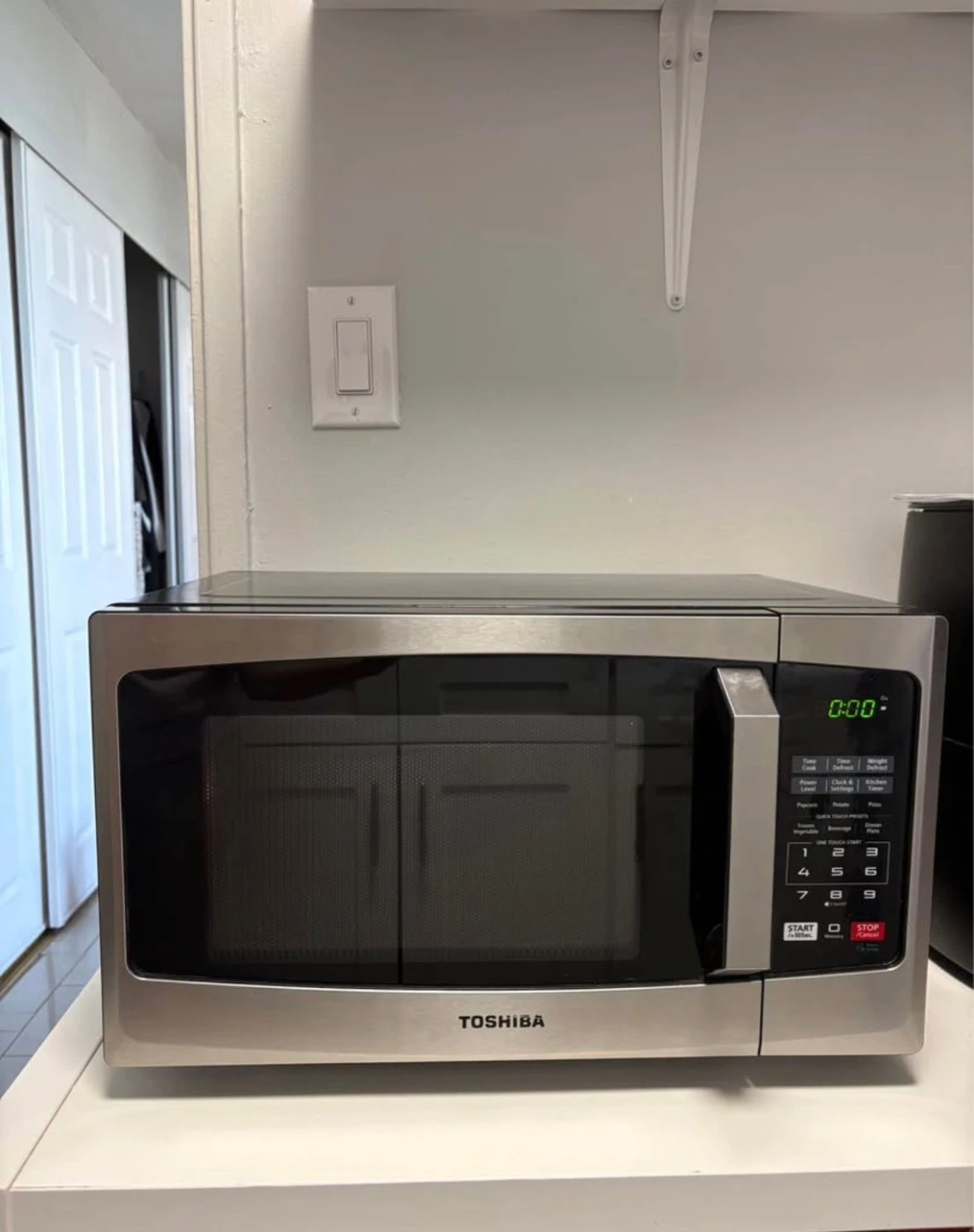Toshiba Microwave Oven - photo 2