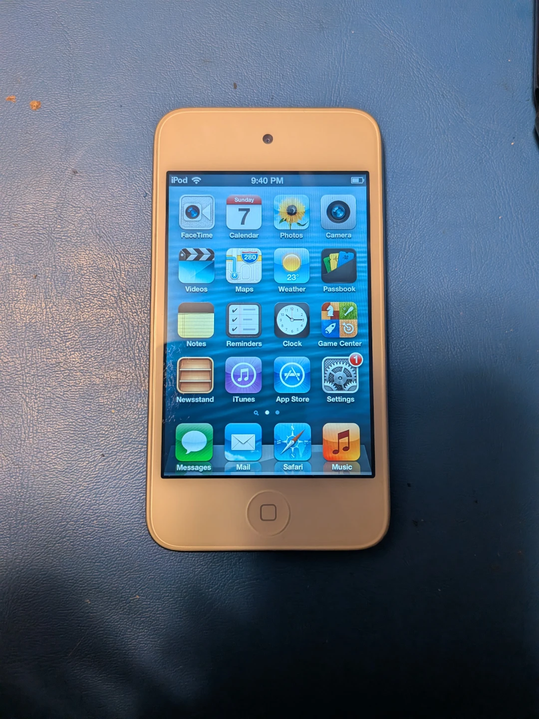 White iPod Touch 4th gen with case