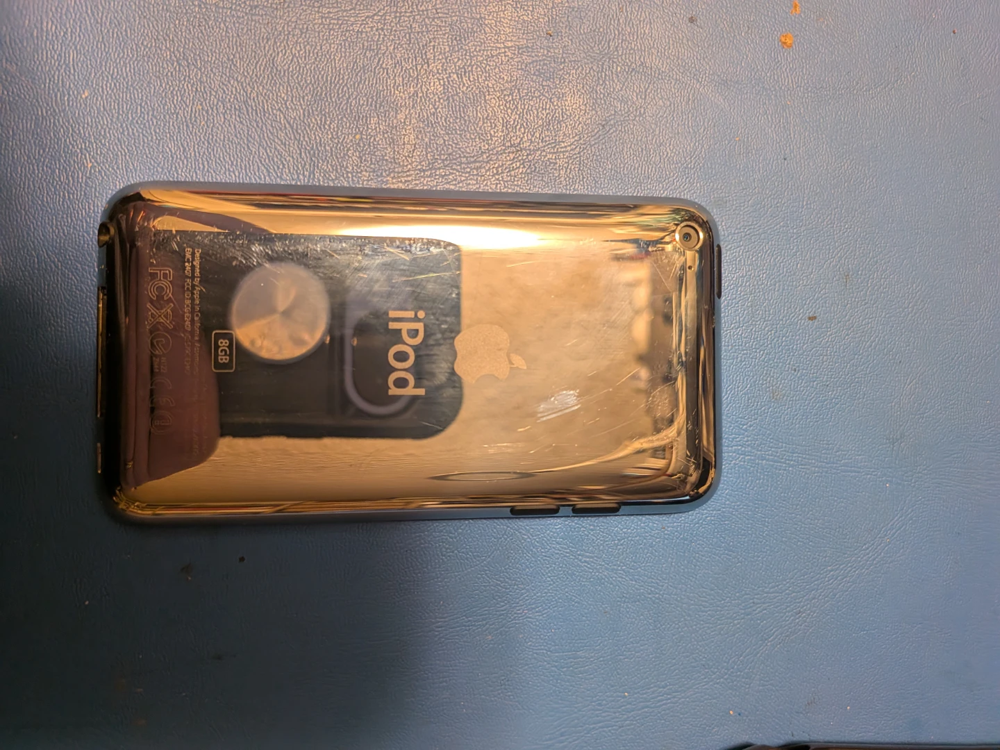 White iPod Touch 4th gen with case - photo 2