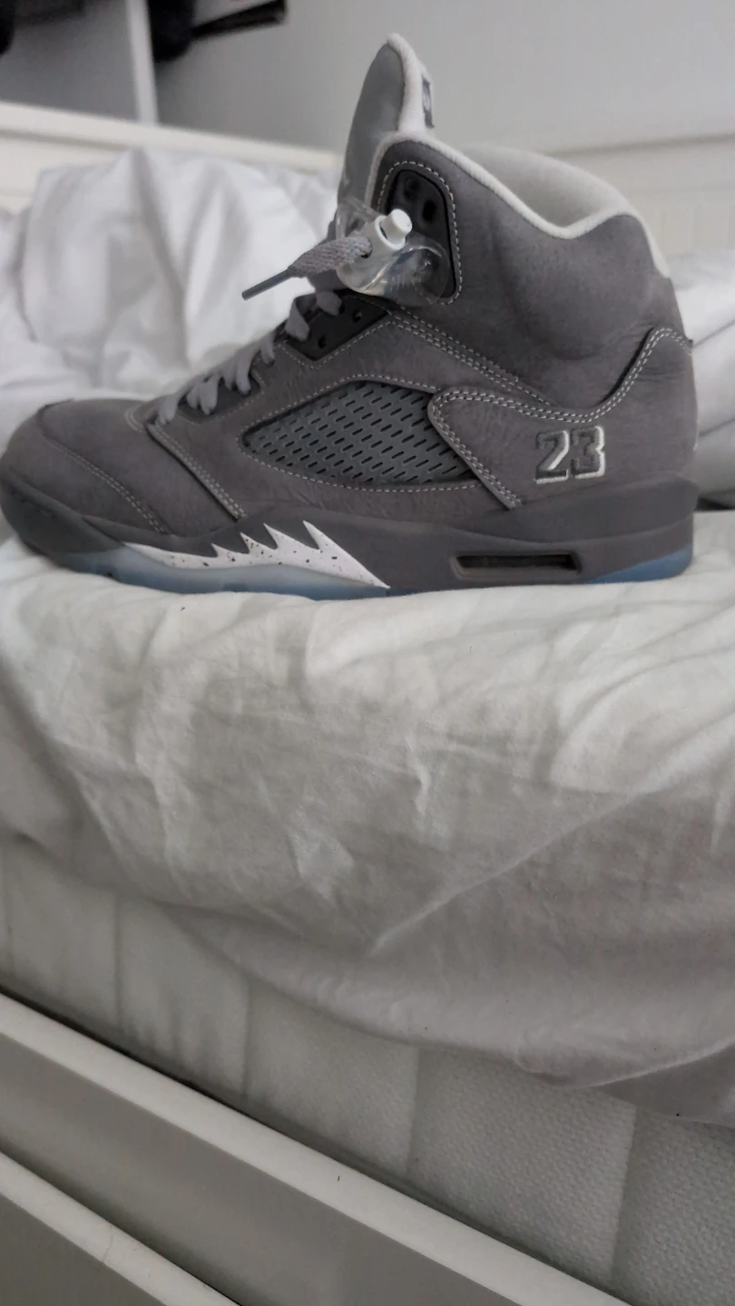 Air Jordan 5 Wolf Greys size 10 lightly used. Sold out