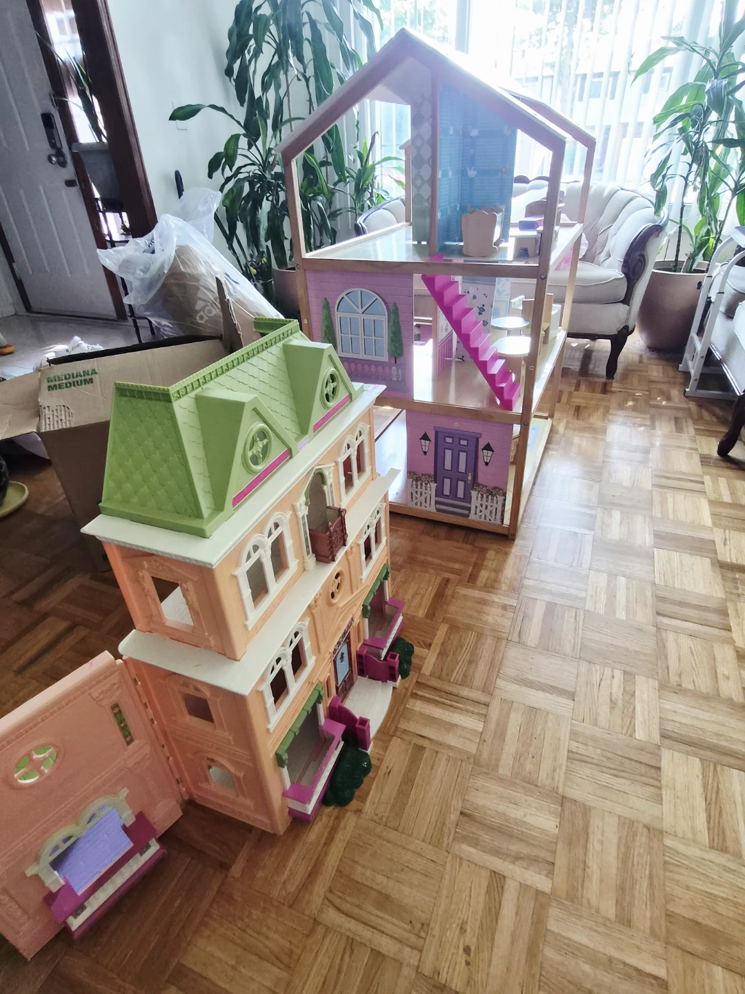 🤩 2 Dollhouses
