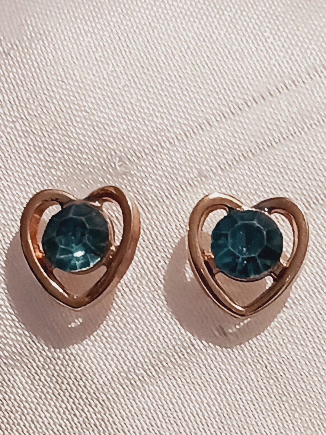 New !! Heart Stud Earrings with Blue Gemstones - photo 3