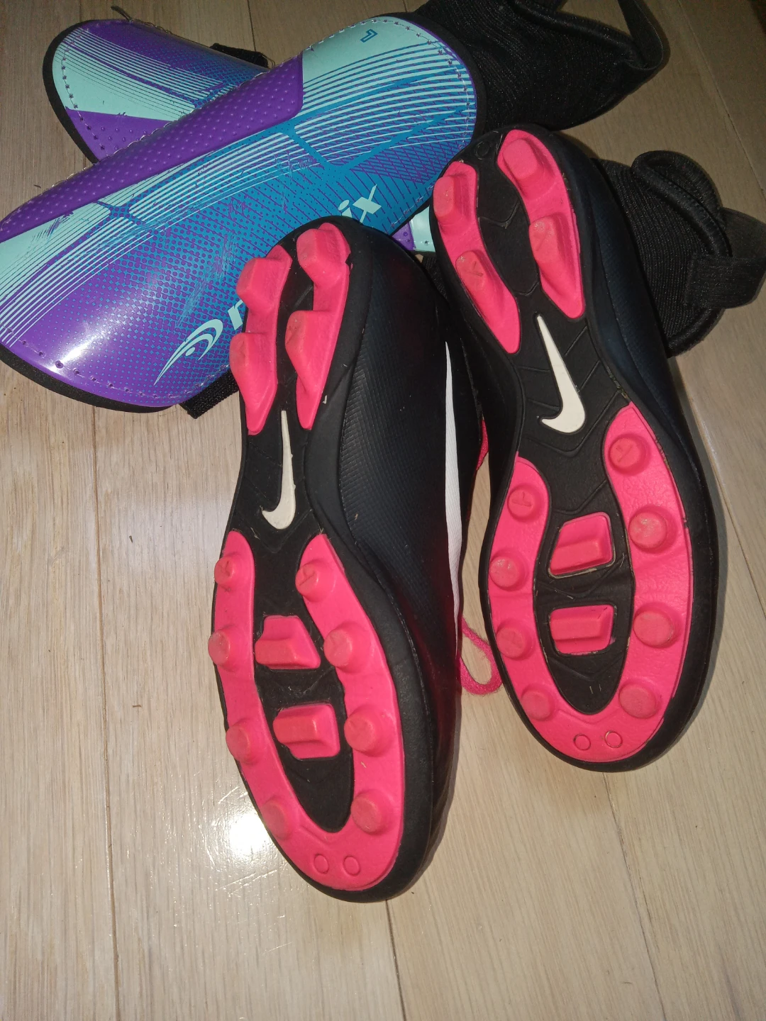 GIRLS 1Y Nike Soccer Cleats & Shin Guards - photo 2