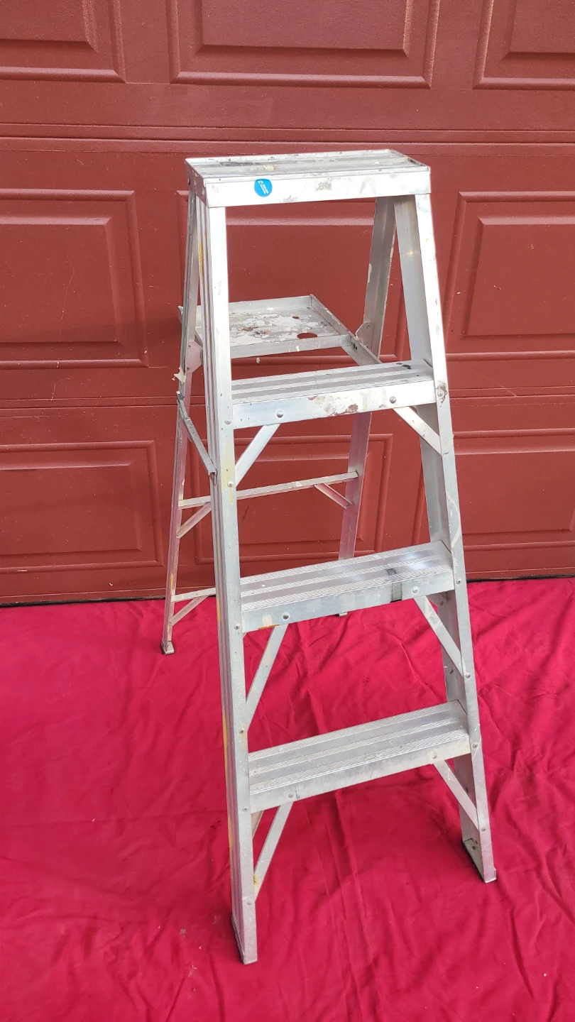 Aluminum 4-Step Ladder steps with tray