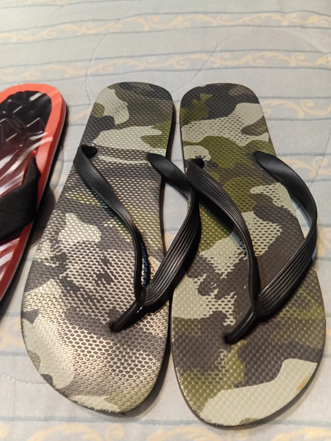 Under Armour & Camo Flip Flops - photo 3