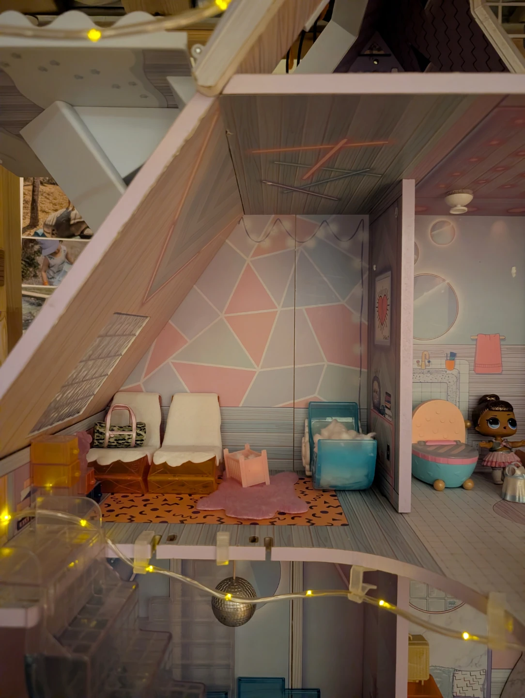L.O.L. Surprise! Winter Disco Chalet Doll House - photo 4