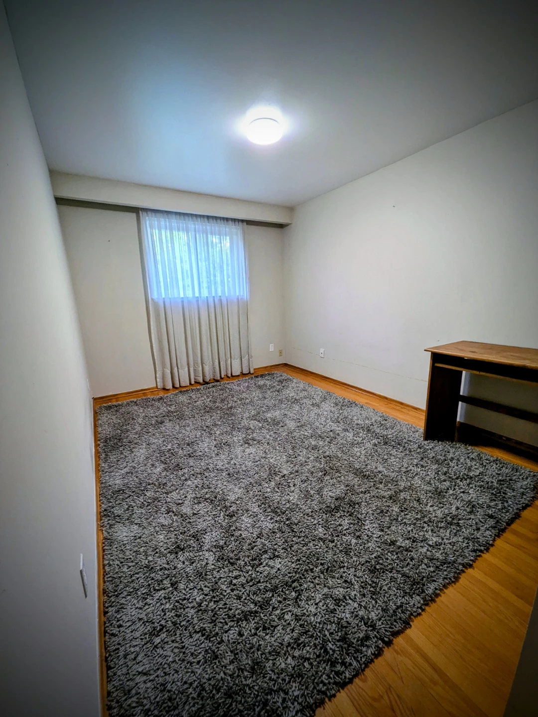 Spacious Upper Unit with Private Bedroom & Private Washroom - photo 3