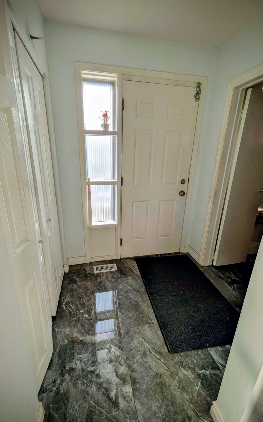 Spacious Upper Unit with Private Bedroom & Private Washroom - photo 5