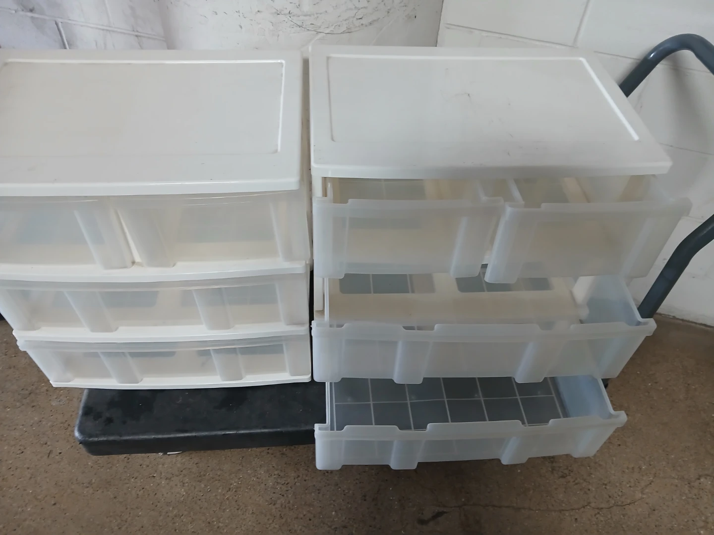 2 plastic dressers - photo 2