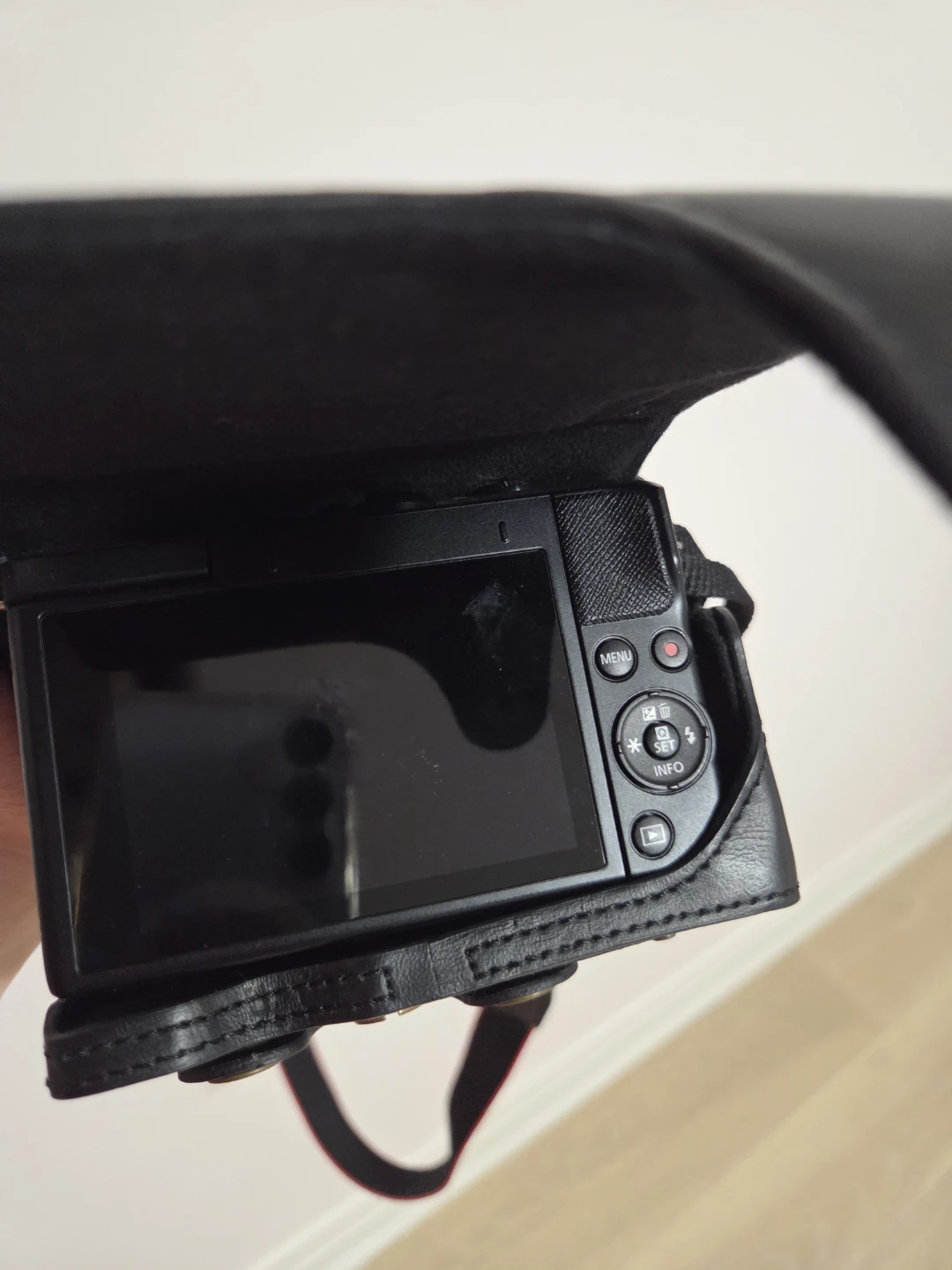 📷 Final Sale - Canon EOS M200 Camera with Stand