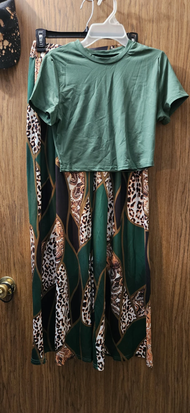 Women's 2-Piece Set: Green Crop Top and Patterned Wide-Leg Pants