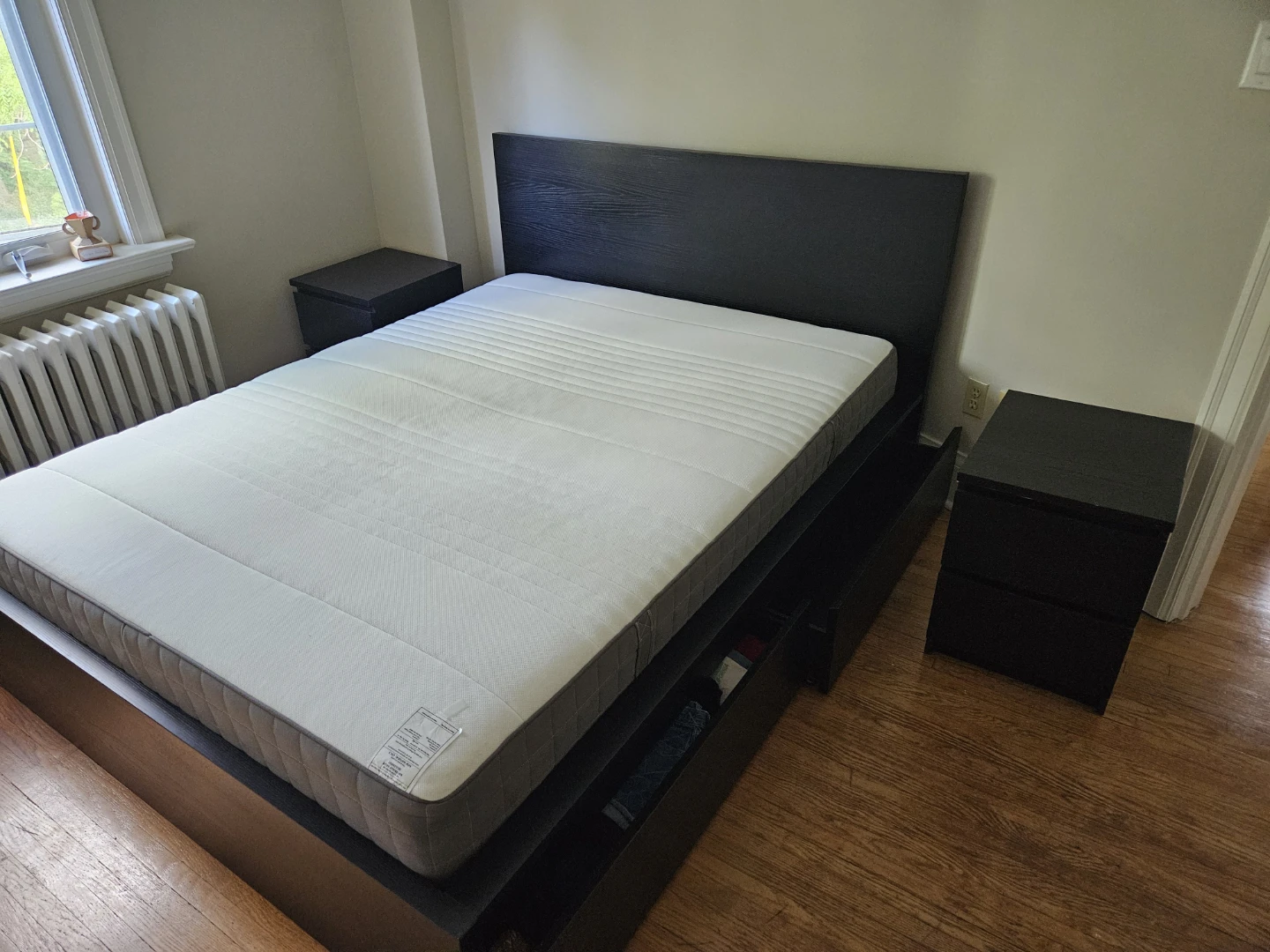 IKEA queen bed+4 underbed drawers+2-drawer nightstands