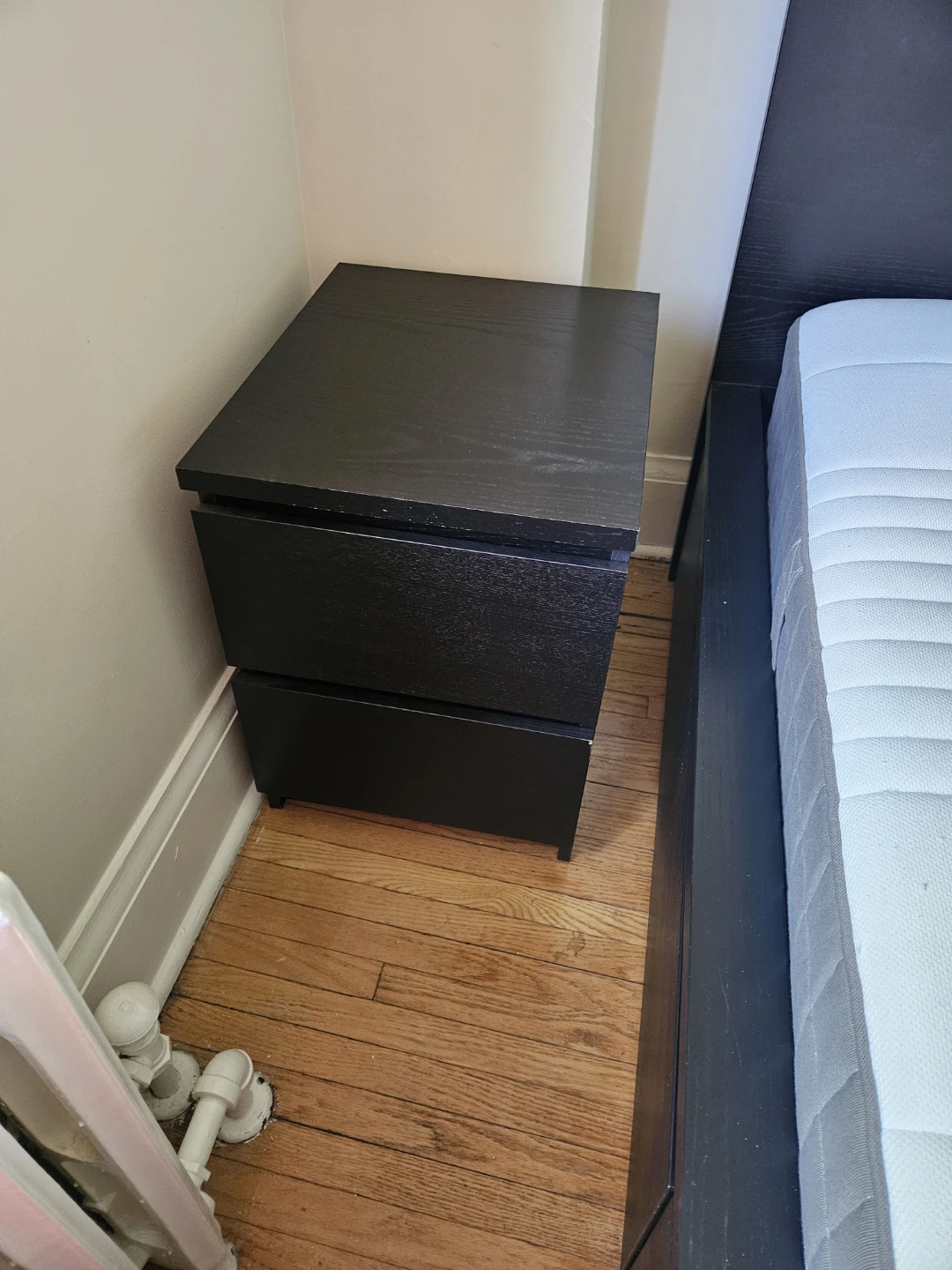 IKEA queen bed+4 underbed drawers+2-drawer nightstands - photo 4