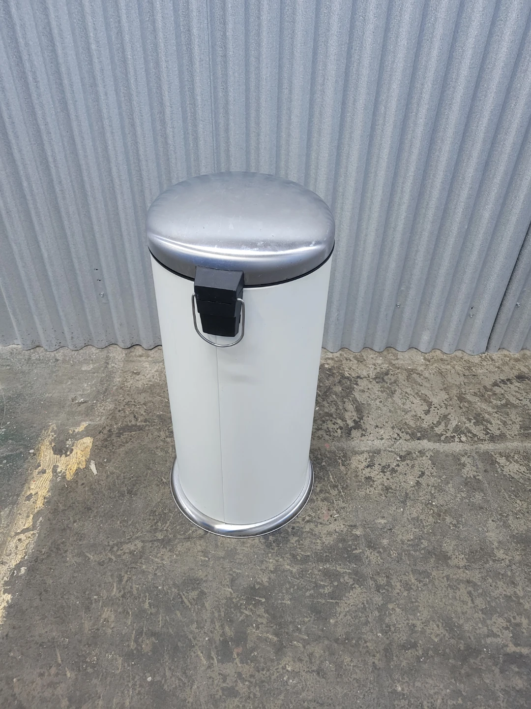 White Step Trash Can with Stainless Steel Lid - photo 5