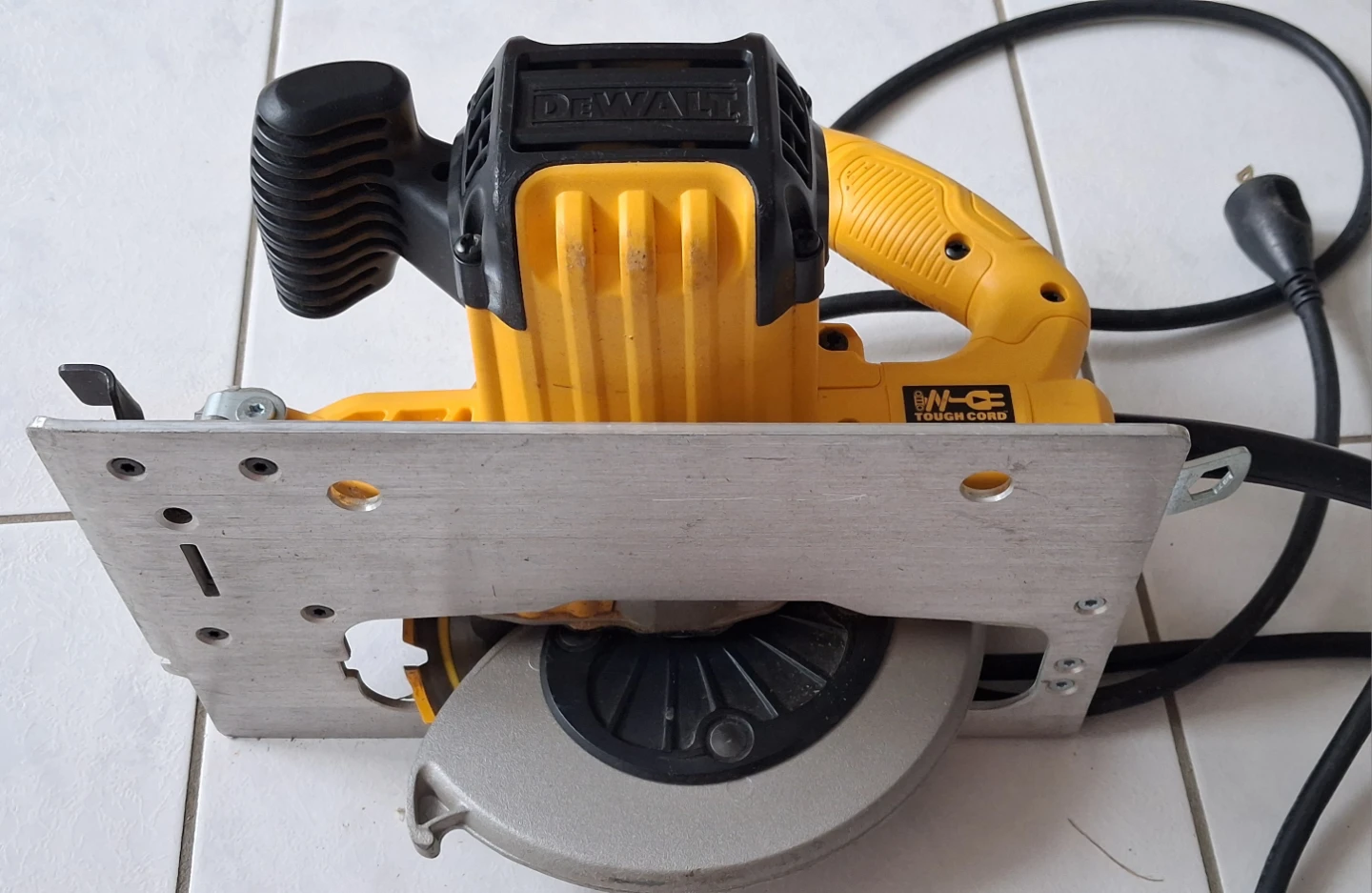 DEWALT DWE575 7-1/4" Circular Saw - photo 5