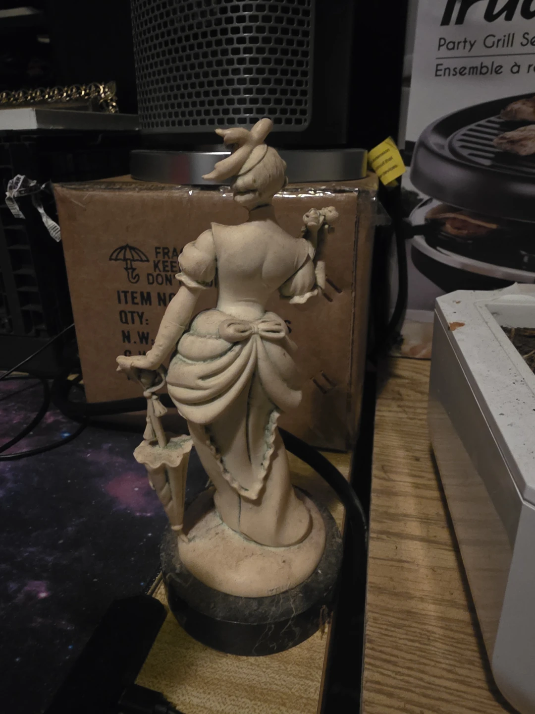 Vintage Figurine Woman with Parasol - photo 2