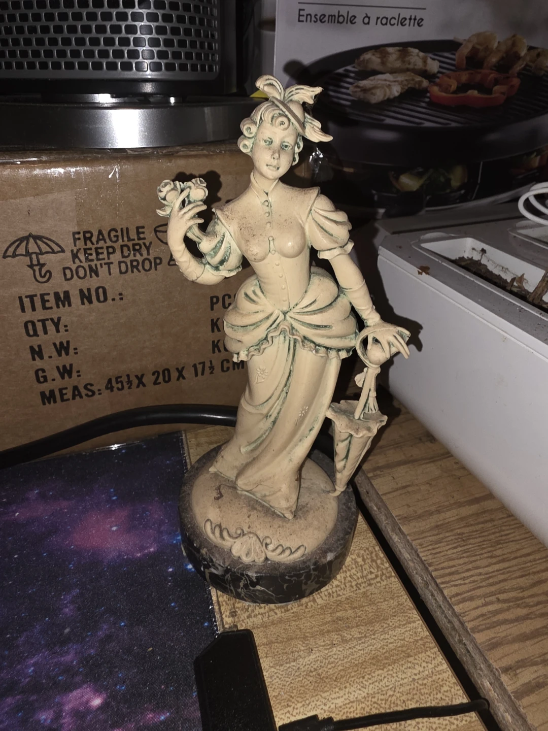 Vintage Figurine Woman with Parasol - photo 3
