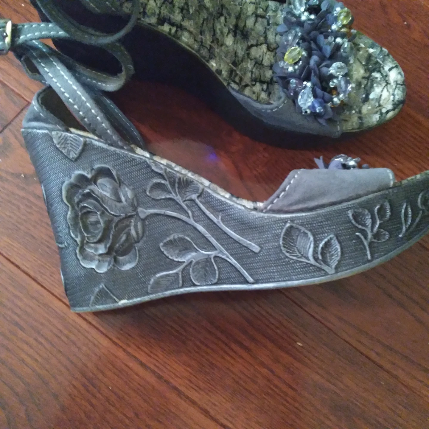 Women's Grey Wedge Sandals with Floral Embellishments - photo 3