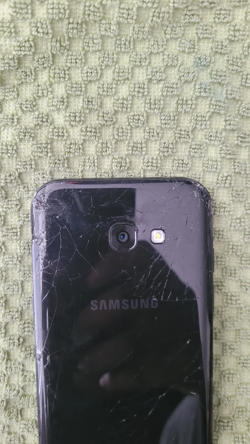 Black Samsung Smartphone - Cracked Back - photo 5