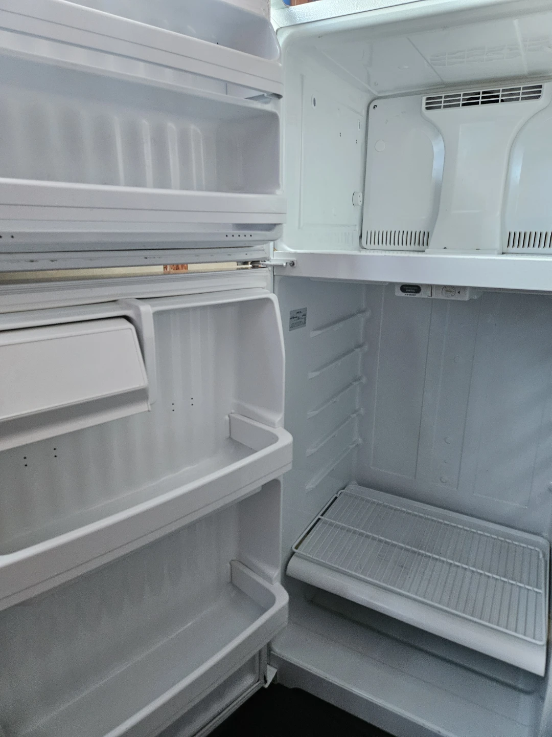 Moffat White Top-Freezer Refrigerator - photo 2