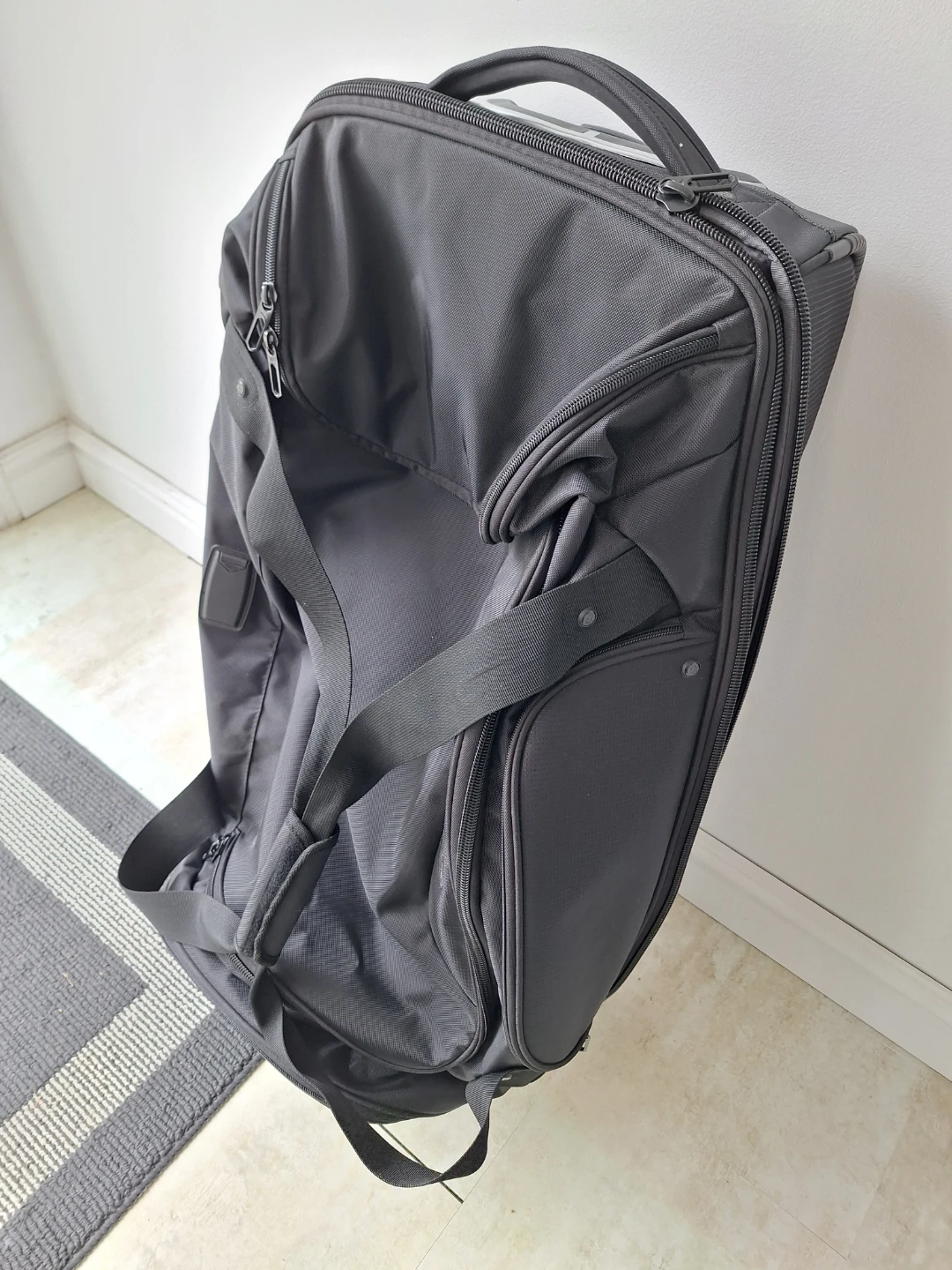 High Sierra Black Rolling Suitcase - photo 3