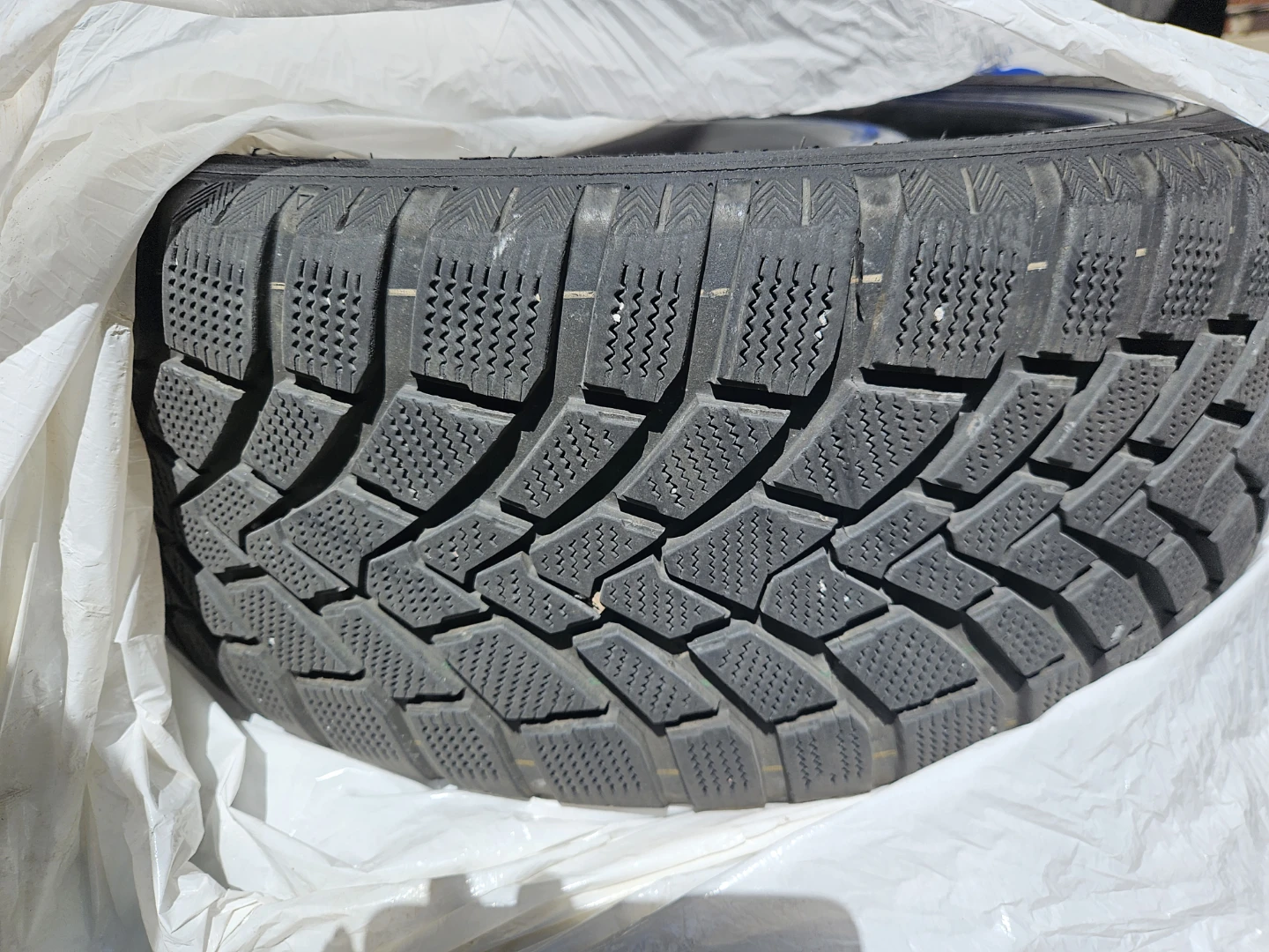 LIKE NEW! 4 x 225/40/18, 5 X 114.3 winter tires and rims - photo 2