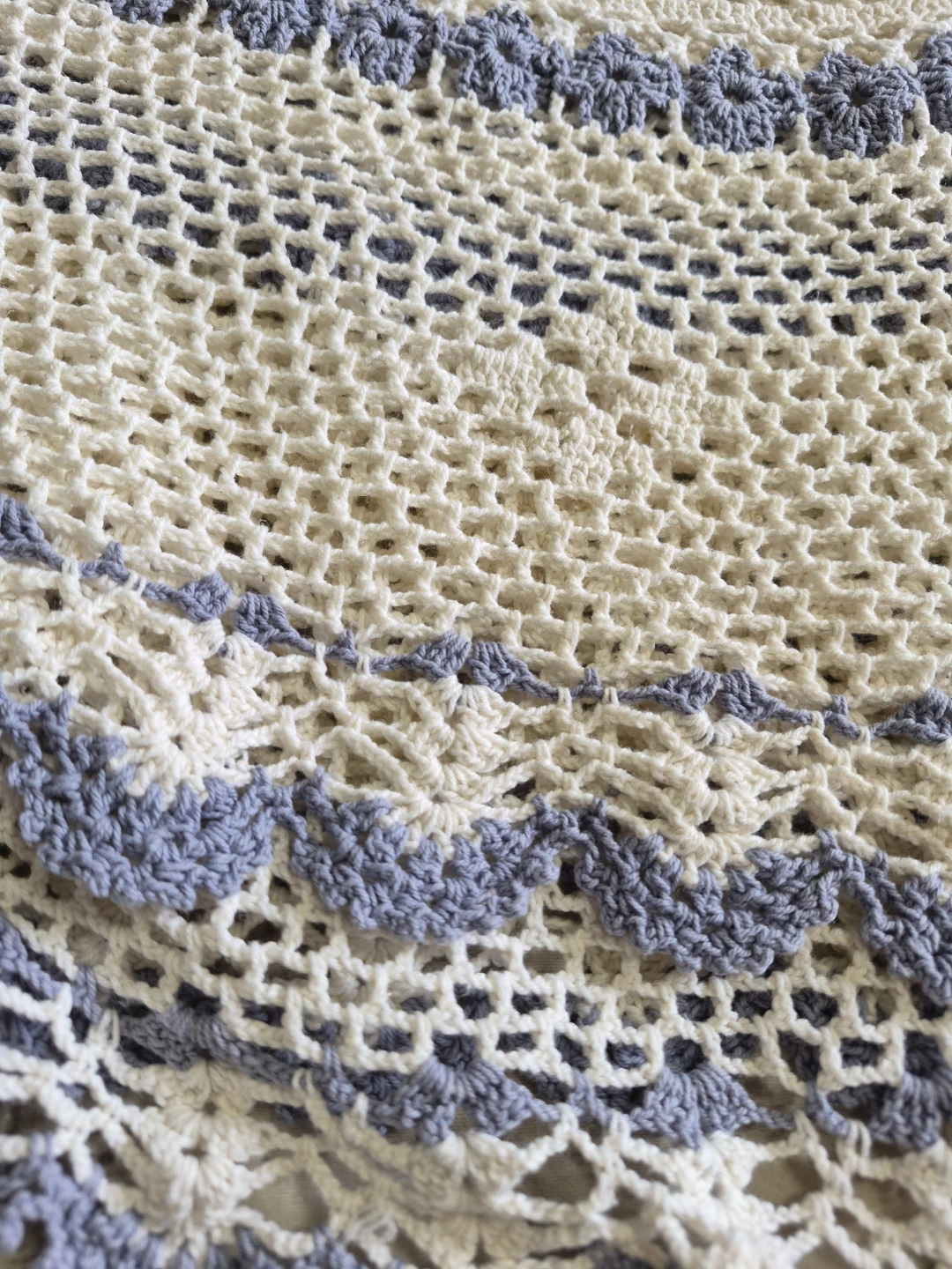 Beautiful Vintage Handmade Crocheted 42" Round Tablecloth - photo 2