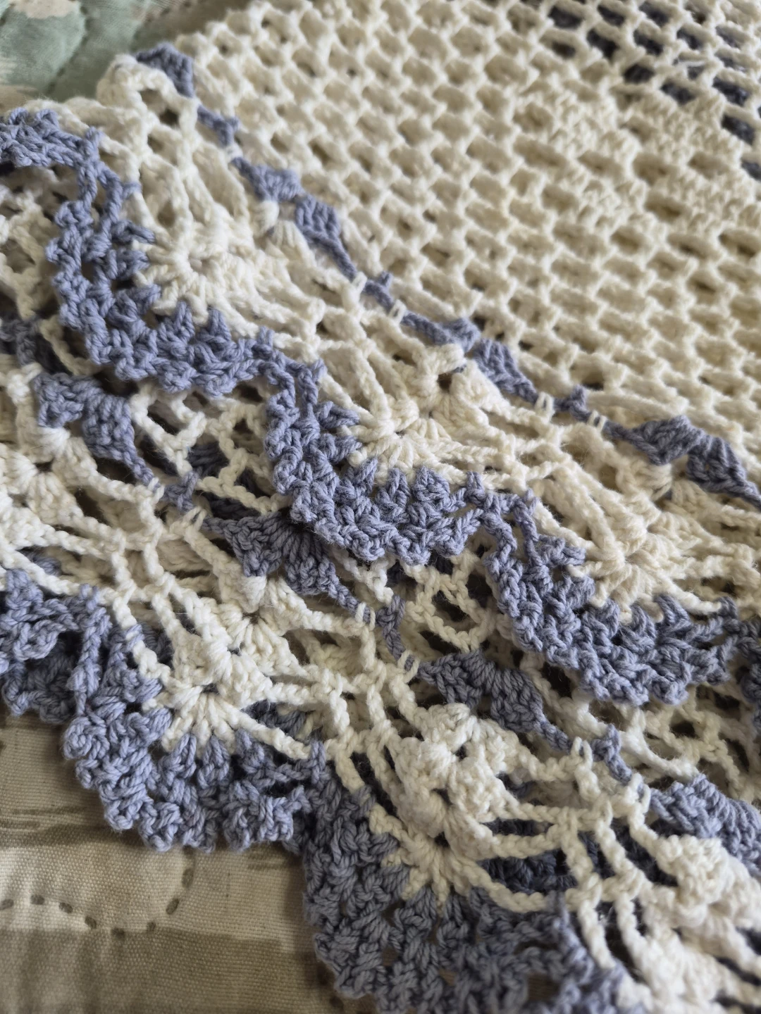 Beautiful Vintage Handmade Crocheted 42" Round Tablecloth - photo 3