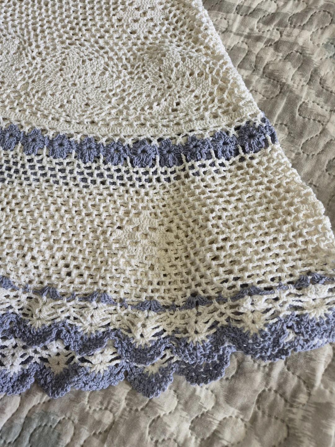 Beautiful Vintage Handmade Crocheted 42" Round Tablecloth - photo 4