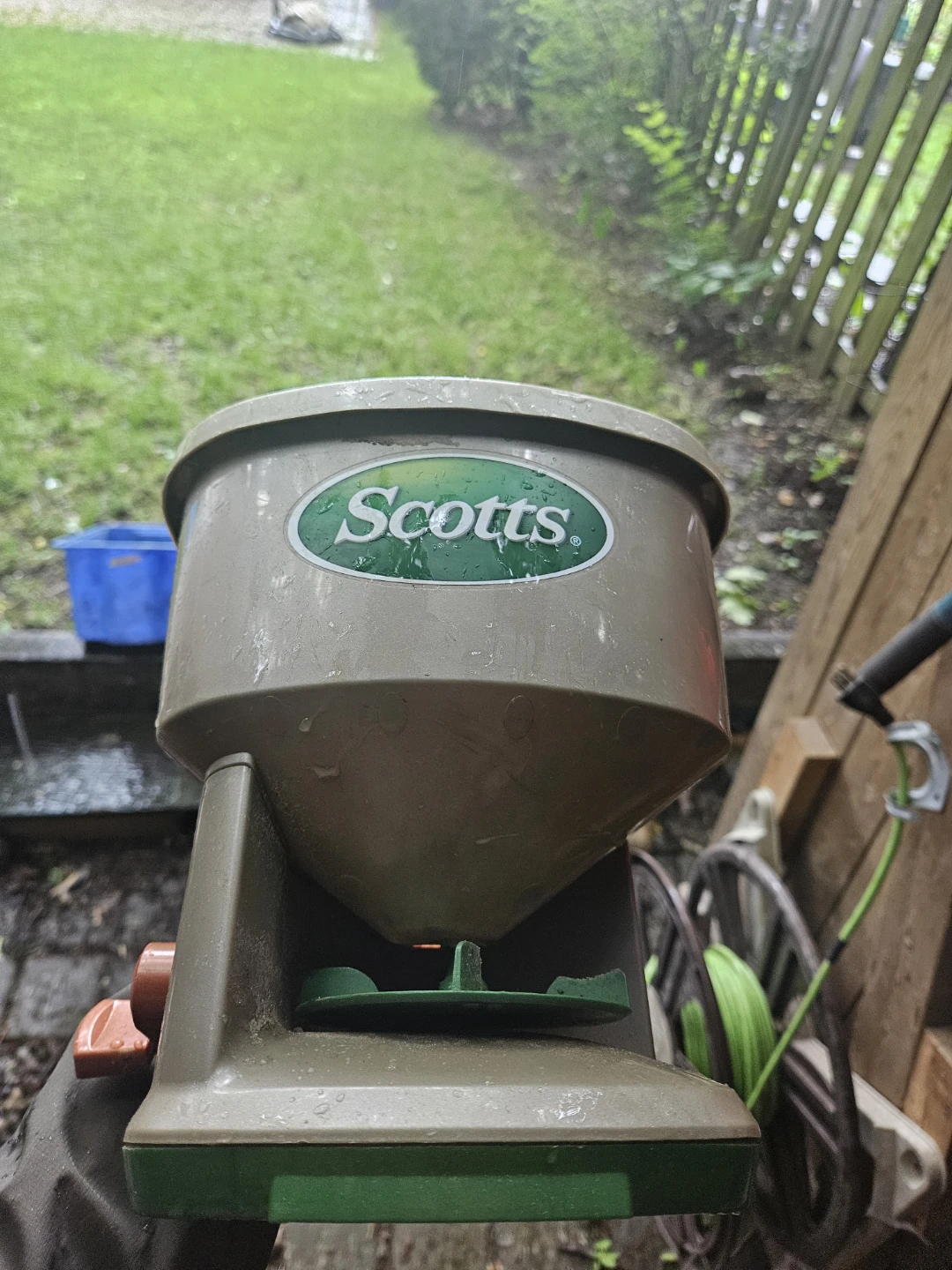 Scotts Handheld Spreader