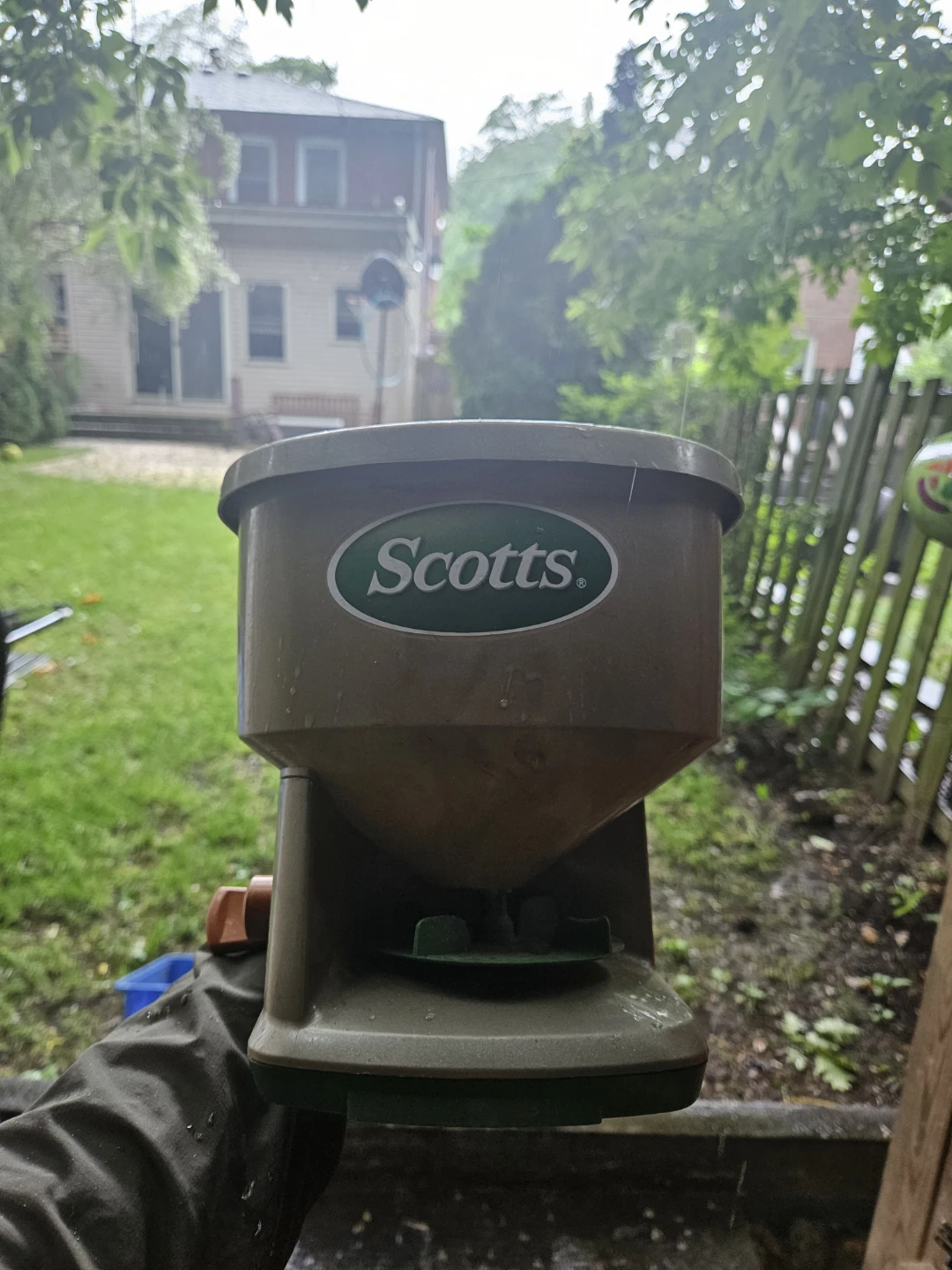 Scotts Handheld Spreader - photo 4