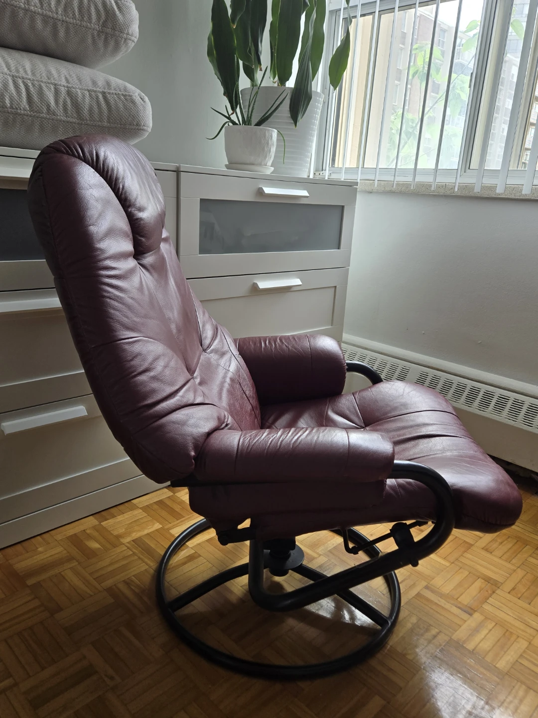 Burgundy Leather Recliner Chair - photo 2